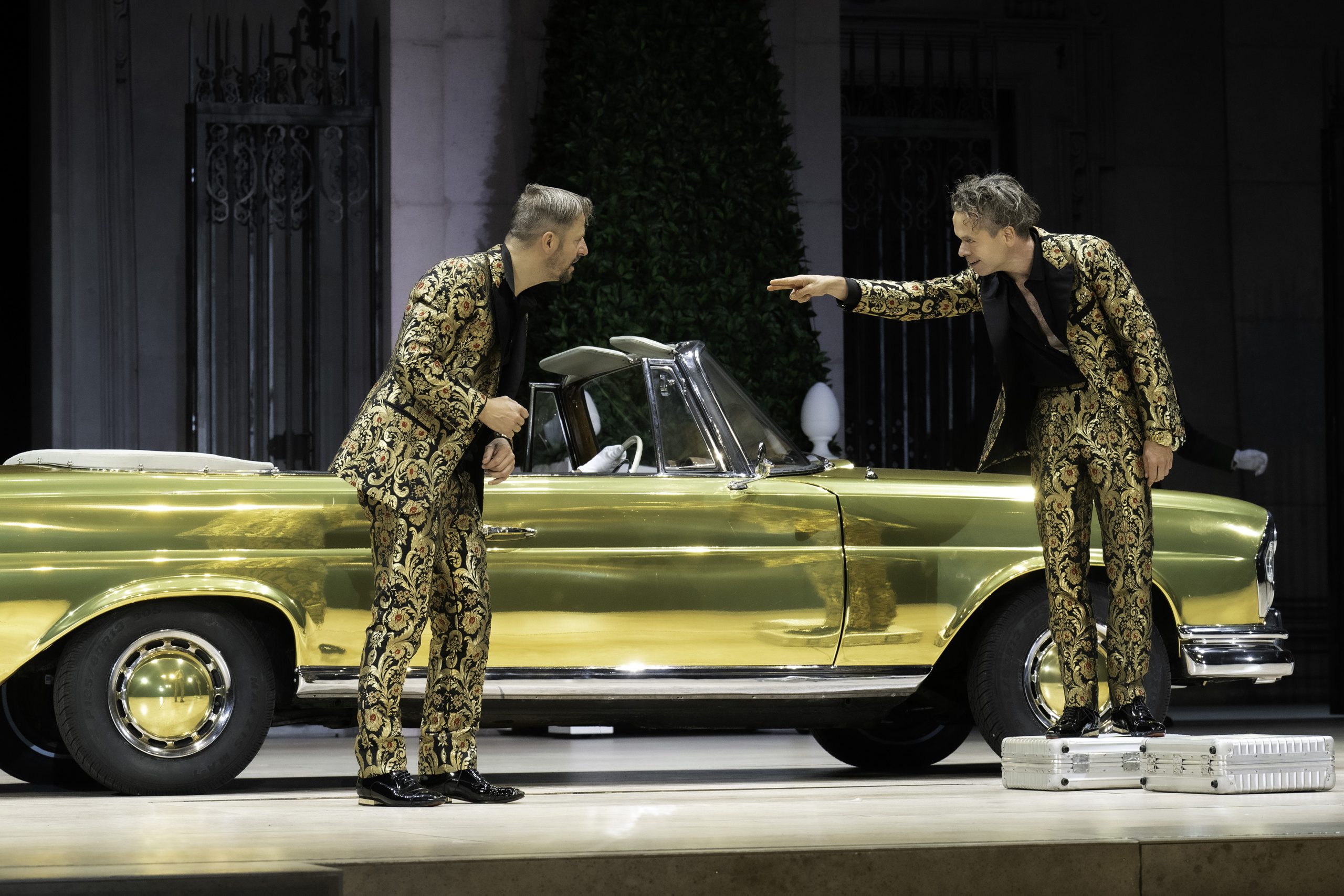 zwei Männer vor einem goldenen Luxus-Cabrio, Jodermann Salzburger Festspiele