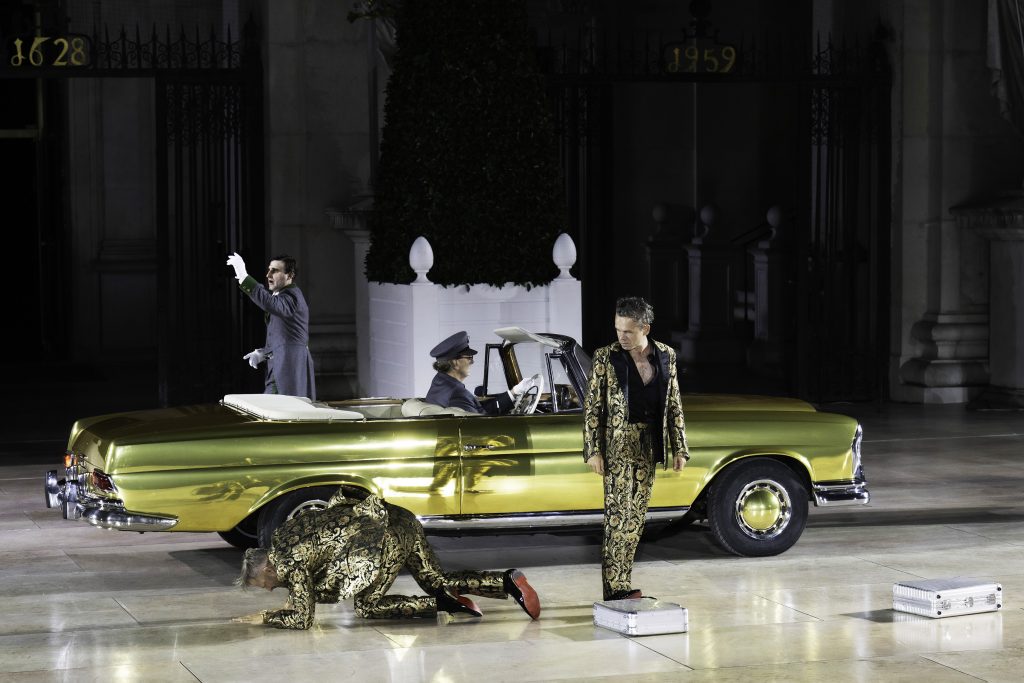 Jedermann vor einem goldenen Luxus-Cabrio. Salzburger Festspiele