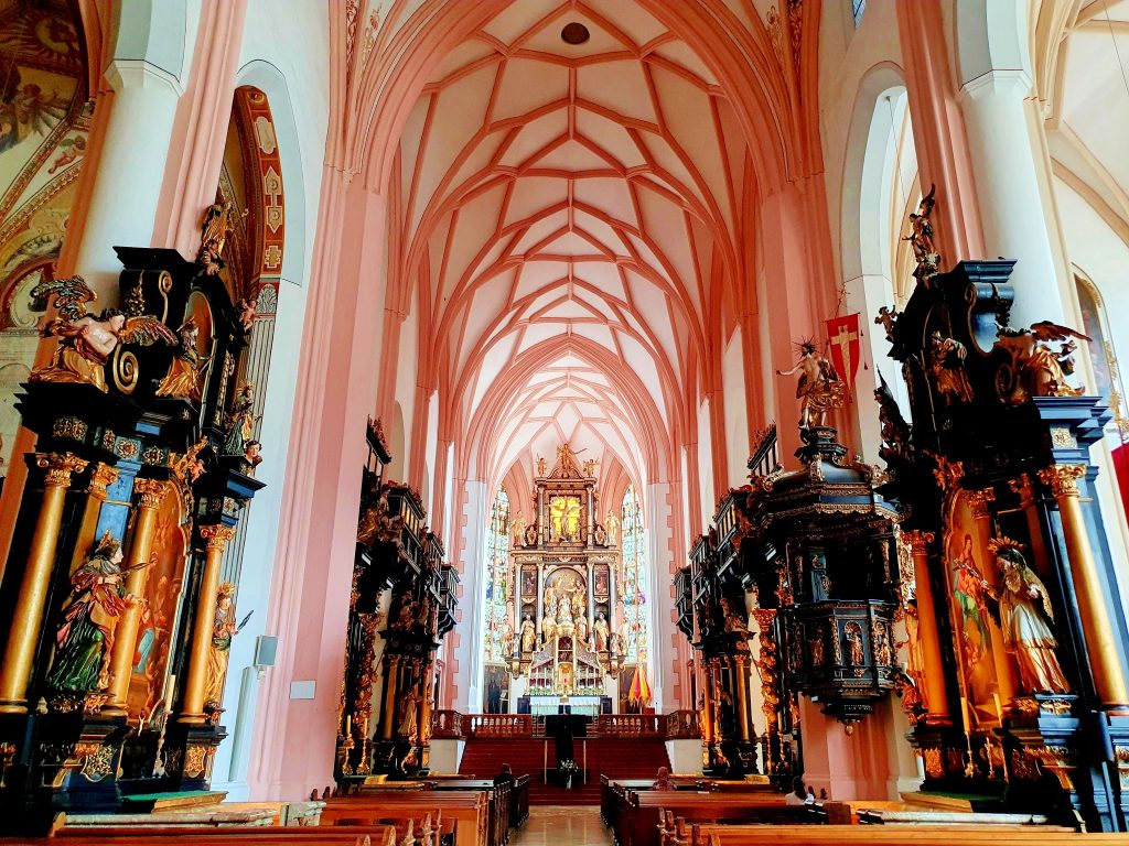 Innenansicht einer barocken Basilika, Mondsee Sehenswürdigkeiten