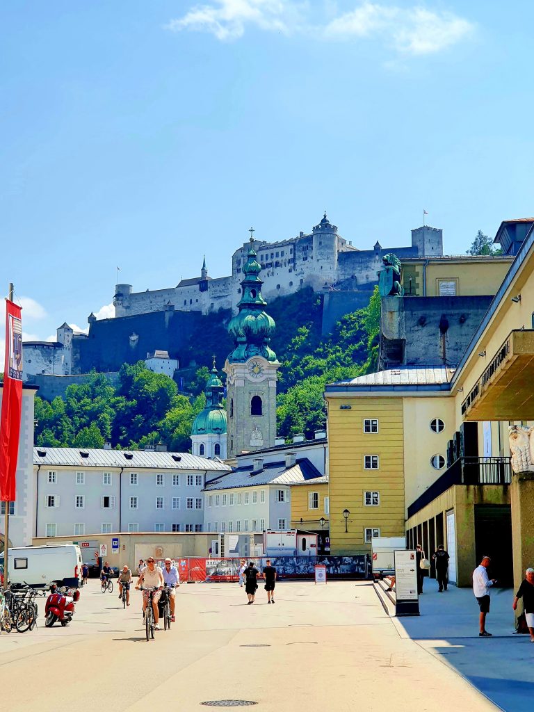 Salzburg Festspielbezirk mit Festungsblick