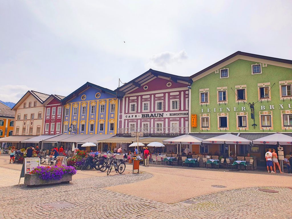 Marktplatz mit barocken Bürgerhäusern