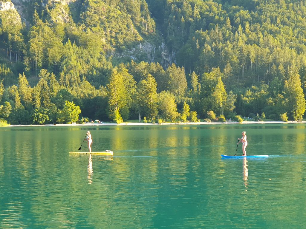 zwei Wakeboard Fahrer auf dem Mondsee