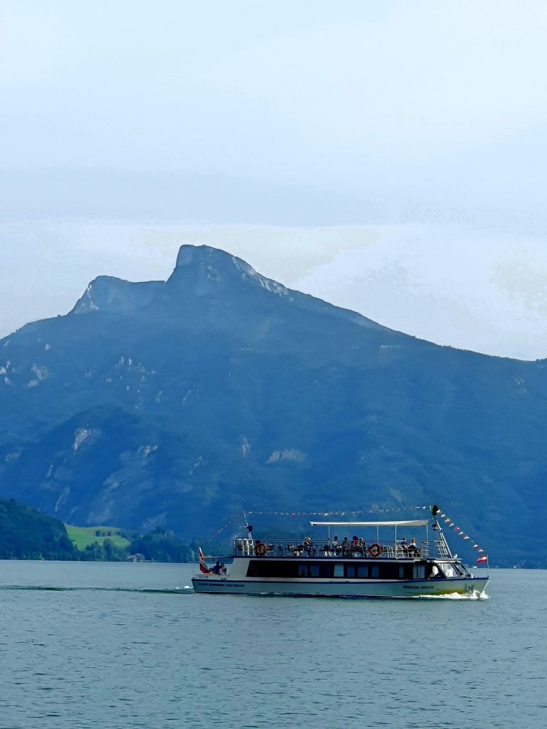 Ausflugsschiff auf dem See mit Berg im Hintergrund, Mondsee Schifffahrt Sehenswürdigkeiten