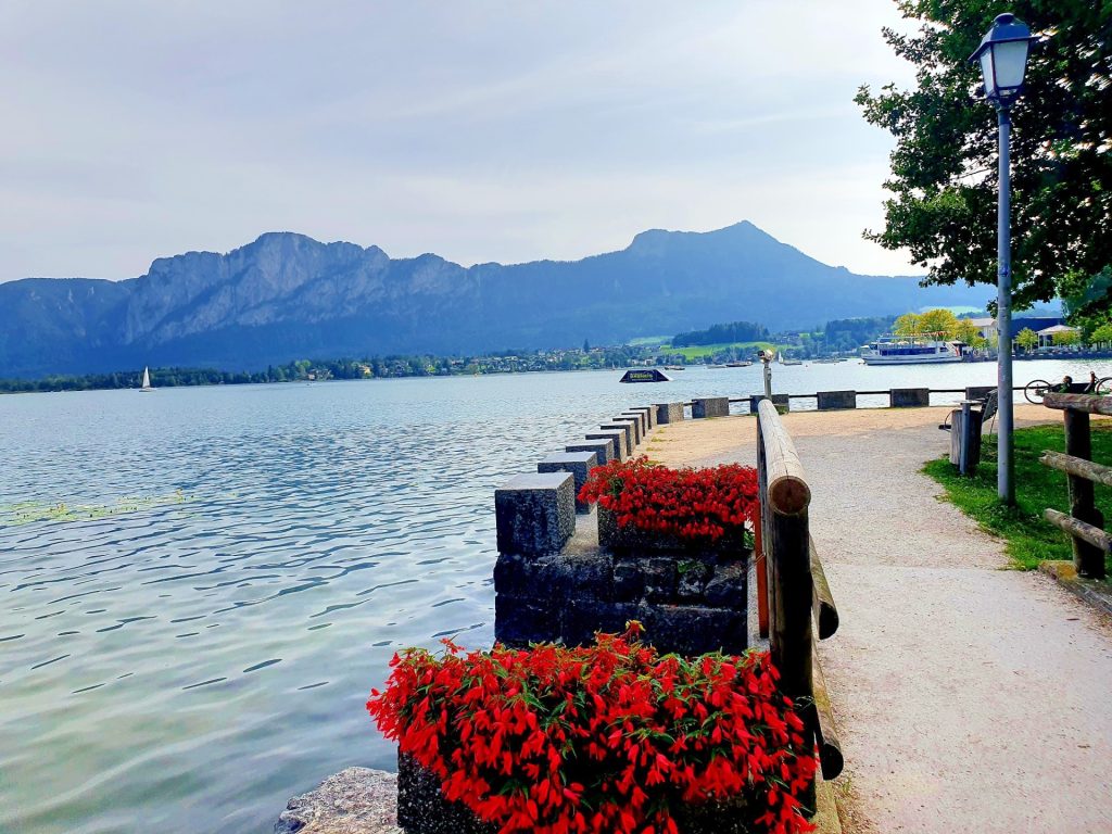 Seepromenade mit Blumen in Trögen, Mondsee