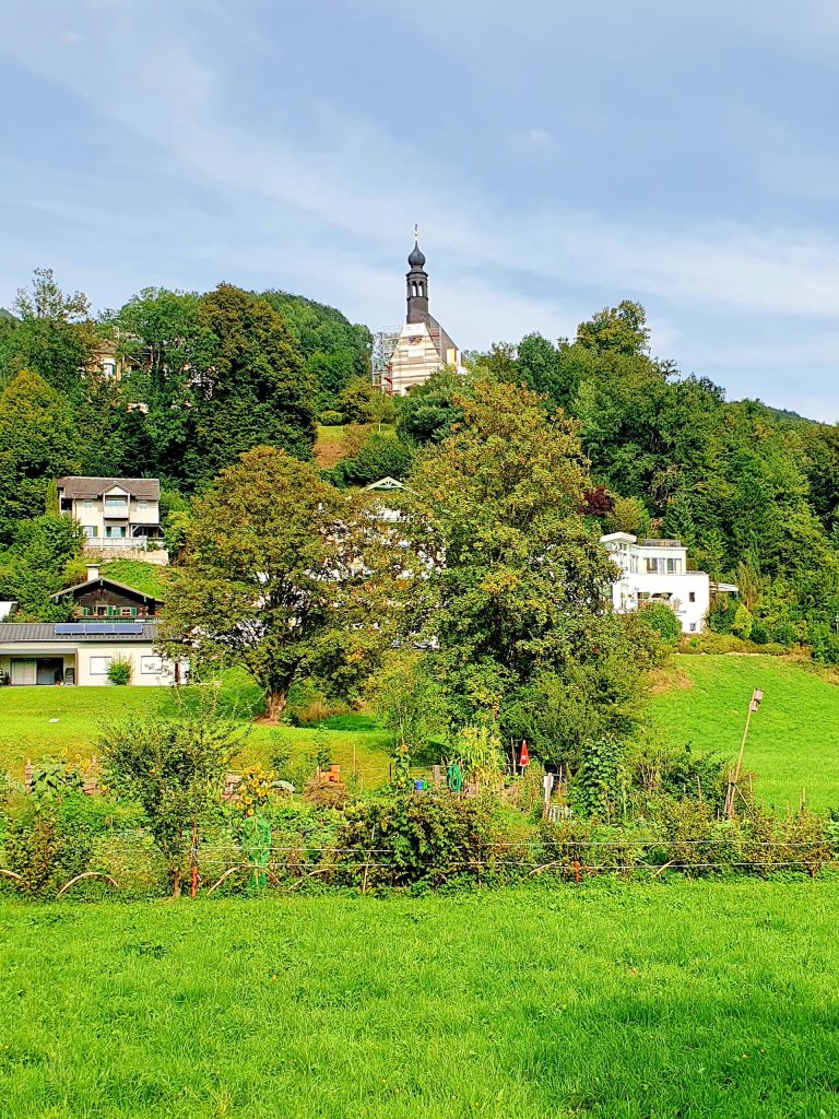 grüne Landschaft mit Kapelle auf einem Hügel, Mondsee Sehenswürdigkeiten