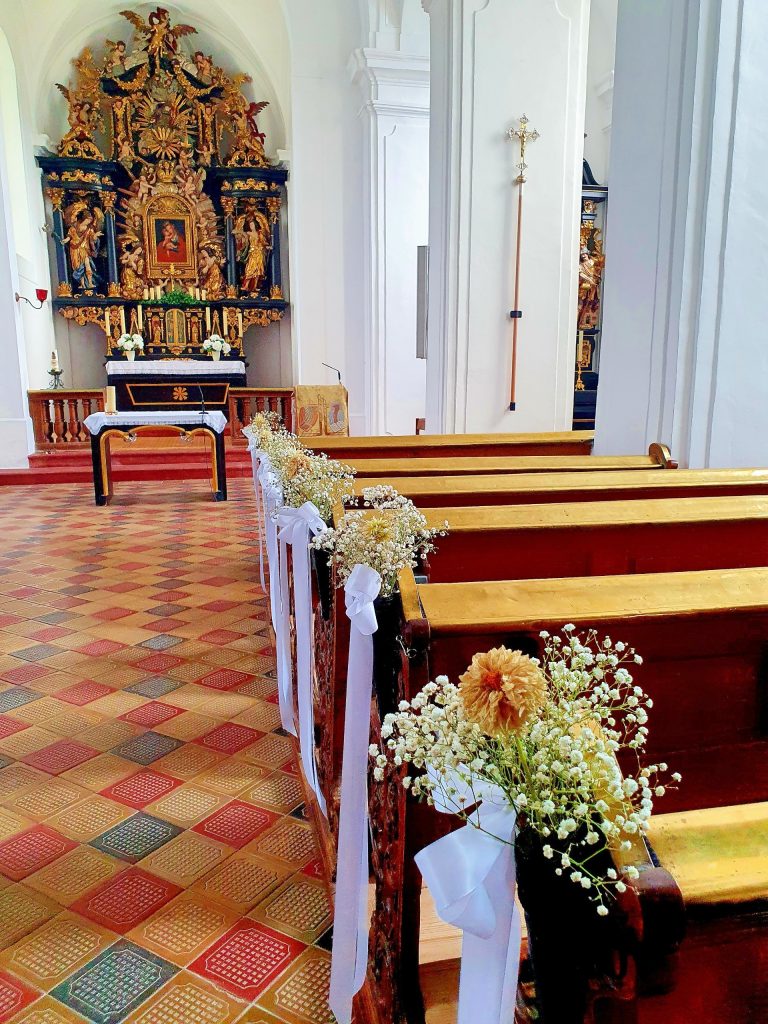 Innenansicht einer Kapelle mit Altar und Bänken, Mondsee Sehenswürdigkeiten