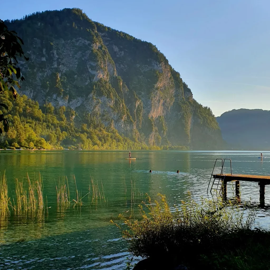 Abendstimmung am See mit Felswand, Mondsee mit Drachenwand