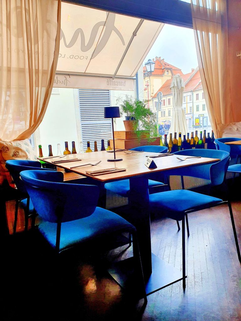 Restaurant mit blauen Sitzmöbeln