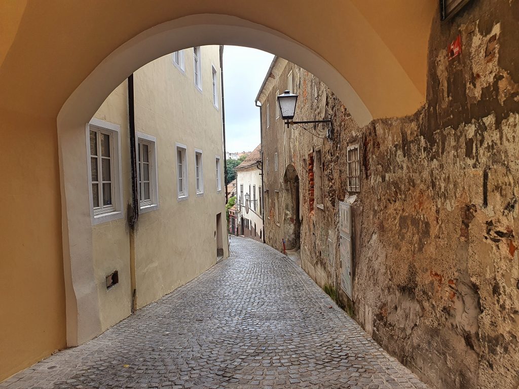 Blick durch einen Altstadtbogen auf eine alte Gasse