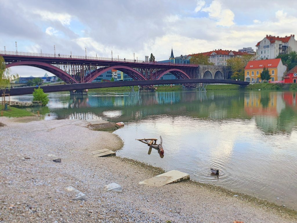 Flussufer mit Brücke darüber, Maribor Sehenswürdigkeiten